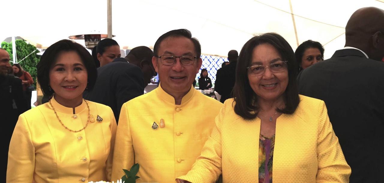 เรือโท โกเมศ กมลนาวิน เอกอัครราชทูตไทย ณ กรุงพริทอเรีย คุณชนิดา ภริยา และนางแพทริเชีย เดอ ลิล (Patricia DeLille) รมว.โยธาธิการและโครงสร้างพื้นฐานของแอฟริกาใต้