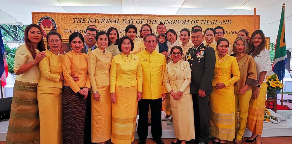 ร่วมใจภักดิ์ - ร.ท.โกเมศ กมลนาวิน รน. และ ชนิดา ภริยา จัดงานน้อมรำลึกวันคล้ายวันพระบรมราชสมภพ พระบาทสมเด็จพระบรมชนกาธิเบศร มหาภูมิพลอดุลยเดชมหาราช บรมนาถบพิตร และฉลองวันชาติ ที่ทำเนียบทูต.
