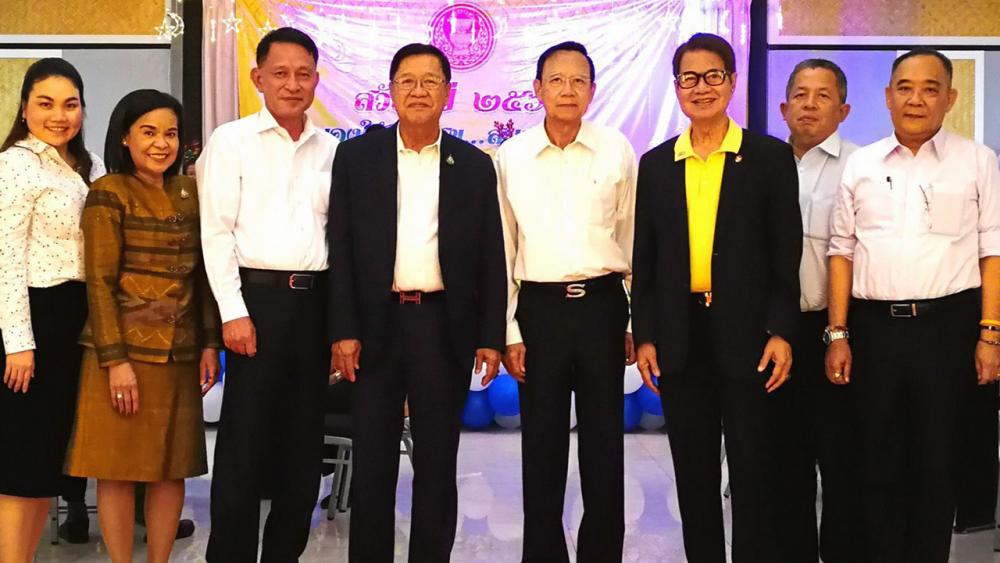สวัสดีปีใหม่ พล.ร.อ.ศิษฐวัชร วงษ์สุวรรณ จัดงานเลี้ยงฉลองในโอกาสส่งท้ายปีเก่าต้อนรับปีใหม่ 2563 โดยมี พล.อ.เลิศฤทธิ์ เวชสวรรค์, พล.อ.อาชาไนย ศรีสุข, พล.อ.อ.ถาวร มณีพฤกษ์ และ ไพรัช วรปาณิ มาร่วมงานท่ามกลางบรรยากาศของความชื่นมื่น ที่ร้านเทอเรสวิว วันก่อน.