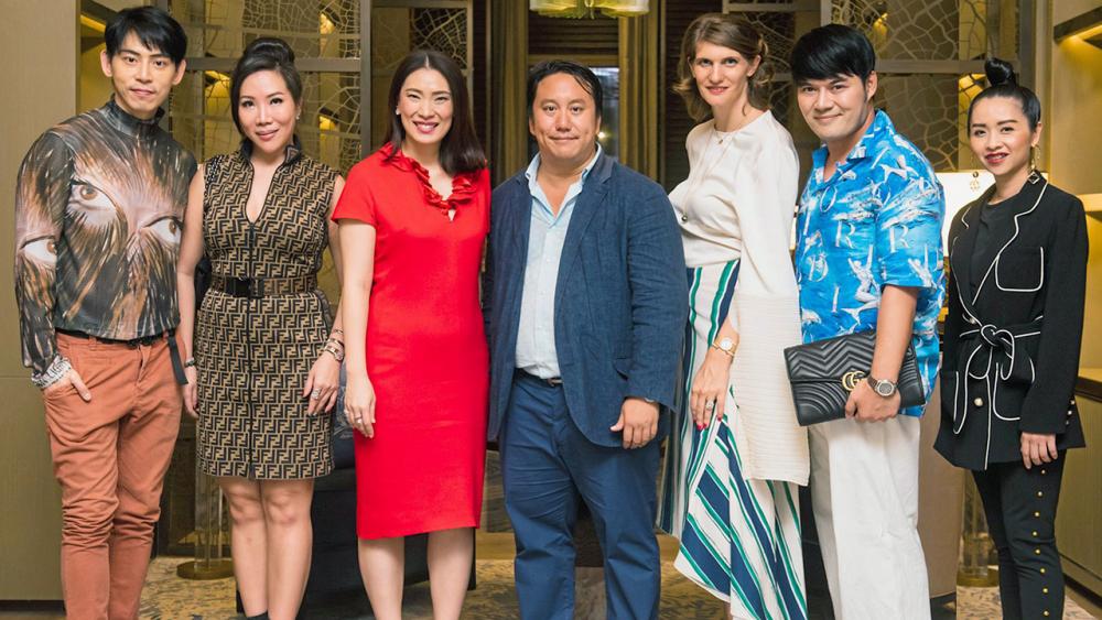 ไม่ธรรมดา จุฬาลักษณ์ ผลภิภม และ วริศ ยงสกุล เปิดตัว ไพเพอร์ ไฮด์ซีค ลักชัวรีแชมเปญจาก ฝรั่งเศสในโอกาสเป็นออฟฟิเชียลแชมเปญเครื่องดื่มเสิร์ฟบนเรือยอชต์ในเครือของโบ๊ทลากูนยอชต์ติ้ง พร้อมจัดแสดง Piaget นาฬิกาสุดหรู ที่เดอะ เรสซิเดนซ์ แอท แมนดาริน โอเรียนเต็ล วันก่อน.