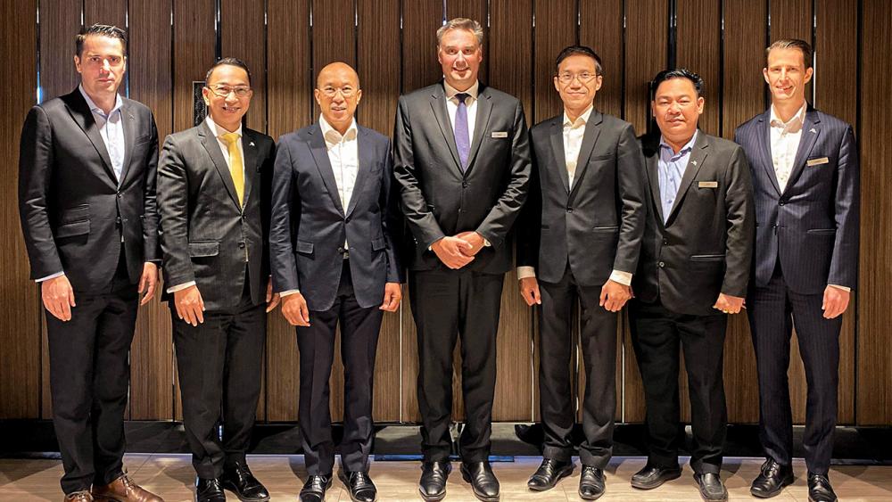 ฉลองสามปี โชคดี วิศาลสิงห์ จัดงานฉลองครบรอบ “3 ปี ของ โรงแรมแบงค็อก แมริออท มาร์คีส์ ควีนส์ปาร์ค” โดยมี ชวลิต การมิ่ง, ไซมอน เบลล์, บุญยืน อรรถมานะ, แดเนียล ซิกมันต์ และ พัฒนพงศ์ ปาจรียานนท์ มาร่วมฉลองกันอย่างคึกคักด้วย ที่โรงแรม วันก่อน.