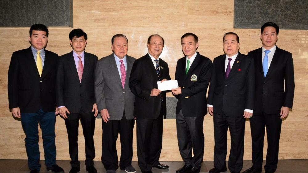 เพื่อการศึกษา สินชัย งามวงศ์มาศ ประธานบริษัทสินกิจไพบูลย์โลหะการ มอบเงินจำนวน 100,000 บาท ให้แก่ สราวุธ วัชรพล เพื่อสมทบทุนมูลนิธิไทยรัฐ โดยมี วิวัฒน์ เวศย์ไกรศรี, อุดม สุขสุดประเสริฐ และ เจริญพร สุจินตะบัณฑิต มาร่วมในพิธีด้วย ที่ สนง.นสพ.ไทยรัฐ วันก่อน.