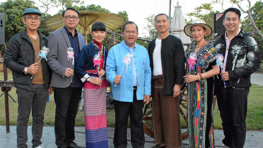 สวัสดีปีหนู นงนุช นามวงศ์ จัดงานเลี้ยงส่งท้ายปีเก่าต้อนรับปีใหม่ “สวัสดีปีหนู 2563” โดยมี ประดิษฐ์ ภัทรประสิทธิ์, รศ.นพ.อำนาจ อยู่สุข, นพ.โอภาส พิณไชย, ดร.ศราวุฒิ เมืองอินทร์ และ สุรีย์พร แสงทับทิม มาร่วมงานด้วย ที่บ้านสวนสารภี อ.สารภี จ.เชียงใหม่ วันก่อน.