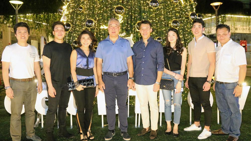 สนุกรื่นเริง กวีพันธ์ เอี่ยมสกุลรัตน์ เปิดงาน “ซีดีซี เคาต์ดาวน์ ฟรีคอนเสิร์ต 2020” ฉลองเทศกาลส่งท้ายปีเก่าต้อนรับปีใหม่ โดยมี ศุภานวิต เอี่ยมสกุลรัตน์, ชายทัด จุลกลพ, ธเนศ วารีแสงทิพย์ และ กวินทร์ เอี่ยมสกุลรัตน์ มาร่วมงานด้วย ที่คริสตัล ดีไซน์ เซ็นเตอร์ วันก่อน.