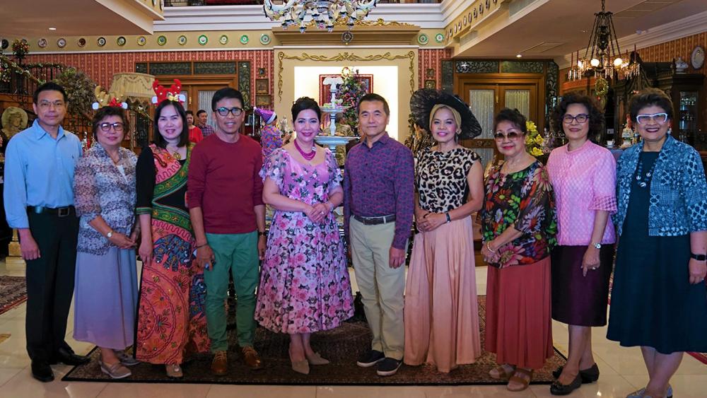 ต้อนรับปีใหม่ ม.ล.ปุญยนุช เกษมสันต์ ดุลยจินดา จัดงานเลี้ยงสังสรรค์ต้อนรับปีใหม่ พร้อมนำชมพิพิธภัณฑ์ชาโตว์ เดอ ลา พอร์ซเลน โดยมี ดร.สง่า ดามาพงษ์, ดร.สานุ มหัทธนาดุลย์, พรเพ็ญ โชสิวสกุล และ อร่ามศรี กฤษณะเศรณี มาร่วมงานด้วย ที่ซอยประเสริฐมนูกิจ 29 วันก่อน.