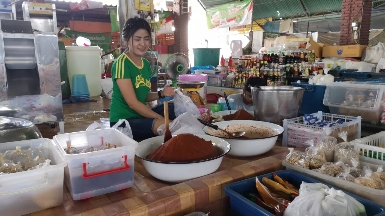 พ่อค้าแม่ค้าตลาดสดที่ประจวบฯ โอดนโยบายลดถุงพลาสติก ลำบากคนขาย-คนซื้อ  