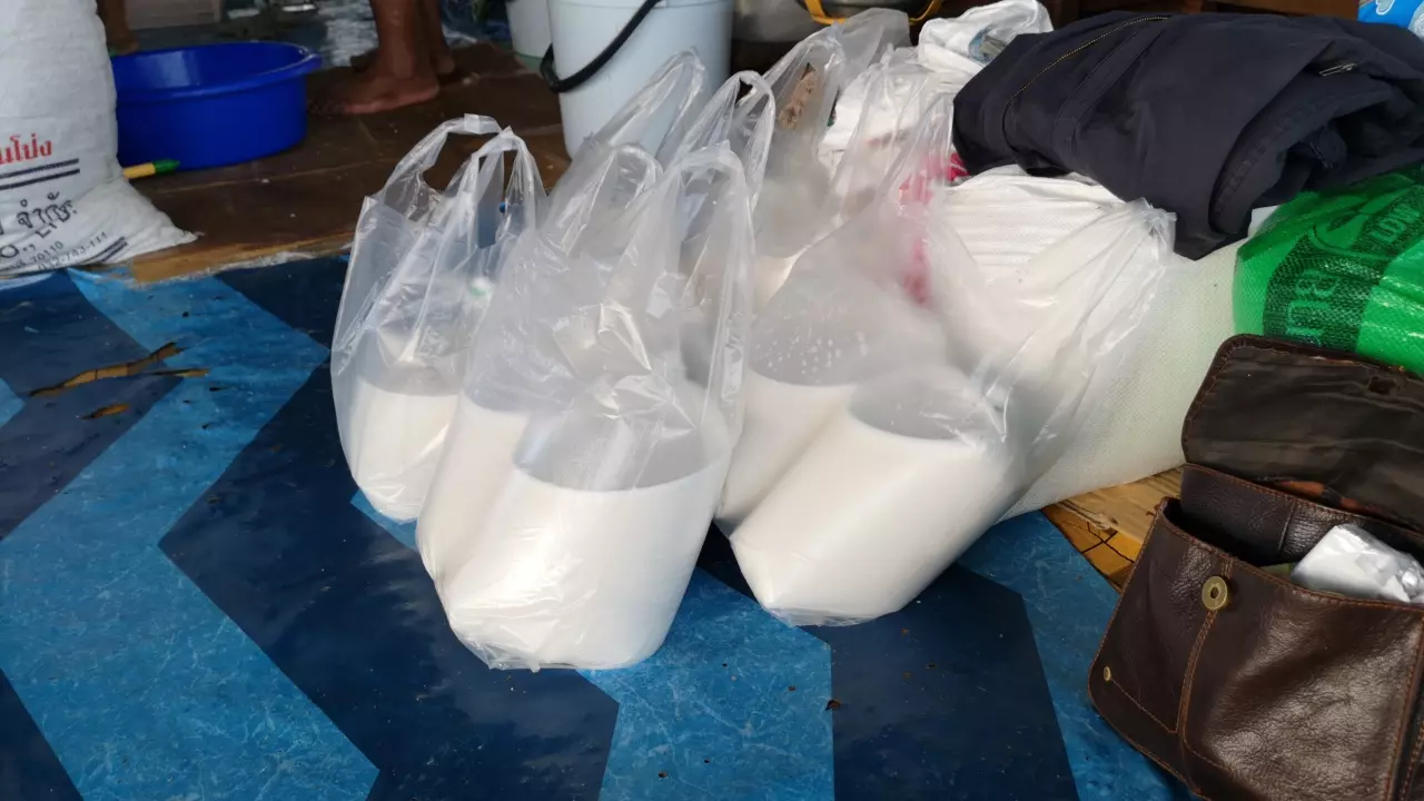 พ่อค้าแม่ค้าตลาดสดที่ประจวบฯ โอดนโยบายลดถุงพลาสติก ลำบากคนขาย-คนซื้อ  