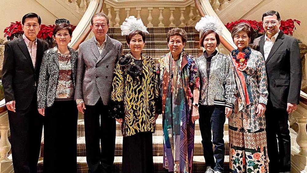ชื่นมื่น จรรย์สมร วัธนเวคิน และ สนั่น–คุณหญิงณัฐิกา อังอุบลกุล จัดเลี้ยงสังสรรค์ฉลองเนื่องในโอกาสเทศกาลปีใหม่ 2563 โดยมี พงศ์เทพ–พนิดา เทพกาญจนา, ธีร์–วรรณสมร วรรณเมธี และ ฐิตินันท์ วัธนเวคิน มาร่วมงานด้วย ที่โรงแรมแกรนด์ ไฮแอทเอราวัณ วันก่อน.