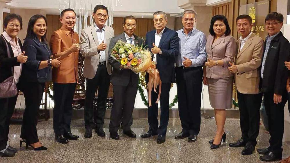 ฉลองปีใหม่ ดร.สมศักดิ์ ลีสวัสดิ์ตระกูล จัดงานเลี้ยงแสดงความยินดีแก่ ม.ร.ว.จัตุมงคล โสณกุล รมว.แรงงาน พร้อมฉลองปีใหม่ โดยมี พล.อ.ณัฐติพล กนกโชติ, จักรกฤศฏิ์ พาราพันธกุล, สุวณา สุวรรณจูฑะ และ อัญชลี เต็งประทีป มาร่วมงานด้วย ที่โรงแรมอโนมา วันก่อน.