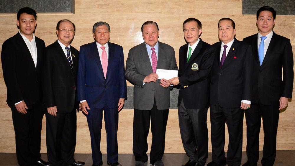 ให้มูลนิธิ เจริญพร สุจินตะบัณฑิต ประธานห้างหุ้นส่วนจำกัด พรชัยเทรดดิ้ง พร้อมลูกชาย กานต์กวิน มามอบเงินจำนวน 100,000 บาท ให้แก่ สราวุธ วัชรพล เพื่อสมทบทุนมูลนิธิไทยรัฐ โดยมี วิวัฒน์ เวศย์ไกรศรี และ สินชัย งามวงศ์มาศ มาร่วมในพิธีด้วย ที่ สนง.นสพ.ไทยรัฐ วันก่อน.
