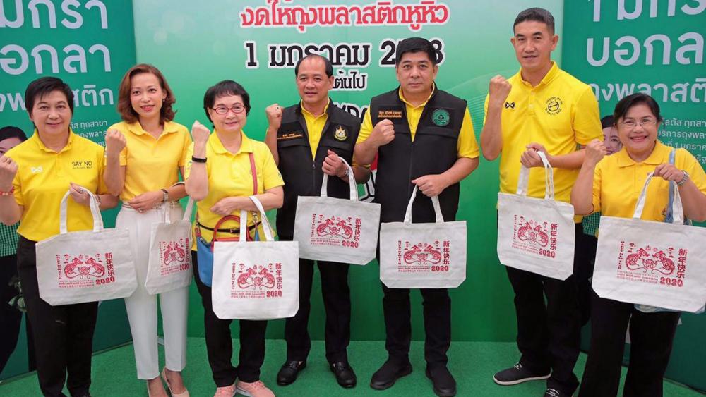 เลิกใช้แล้ว สลิลลา สีหพันธุ์ จัดกิจกรรม “Everyday Say No to Plastic Bags” เพื่อรณรงค์งดให้ ถุงพลาสติกแบบใช้ครั้งเดียว โดยมี รัชฎา สุริยกุล ณ อยุธยา, อรรถพล เจริญชันษา, สุวรรณา เตียรถ์สุวรรณ และ ประเสริฐสุข จามรมาน มาร่วมงานด้วย ที่เทสโก้โลตัส สุขุมวิท 50 วันก่อน.