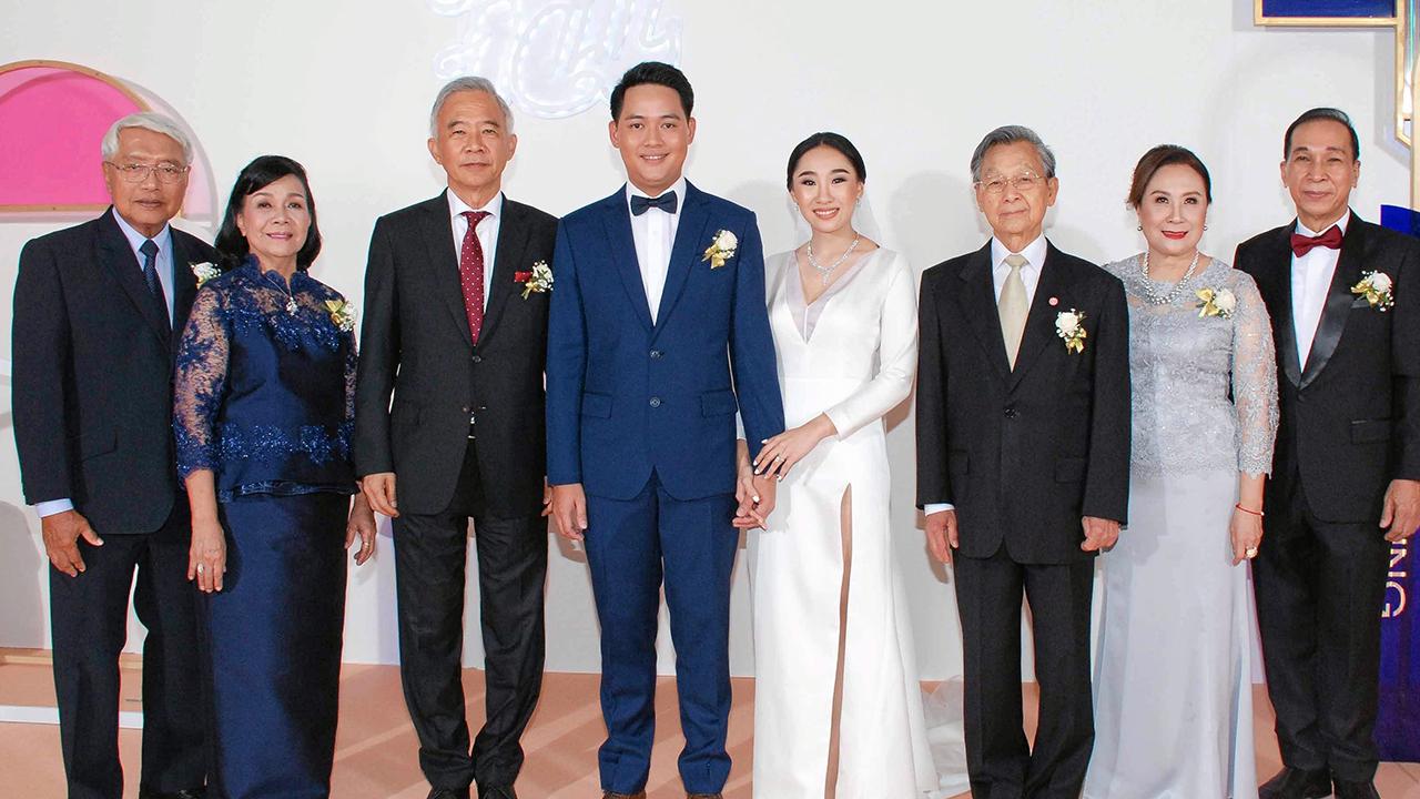 คู่เลิฟคู่สวีท ชวน หลีกภัย ประธานรัฐสภา เป็นประธานในงานแต่งงานระหว่าง ฉัตสิตา บุตรี สุภาพ-ปิรันทนา คลี่ขจาย กับ ภวินท์ บุตร วิฑูรย์-สุวิมล อิงคะประดิษฐ์ โดยมี สุวัจน์ ลิปตพัลลภ มาร่วมอวยพรด้วย ที่ห้องเดอะ คริสตัล โรงแรมดิ แอทธินี โฮเทล แบงค็อก วันก่อน.