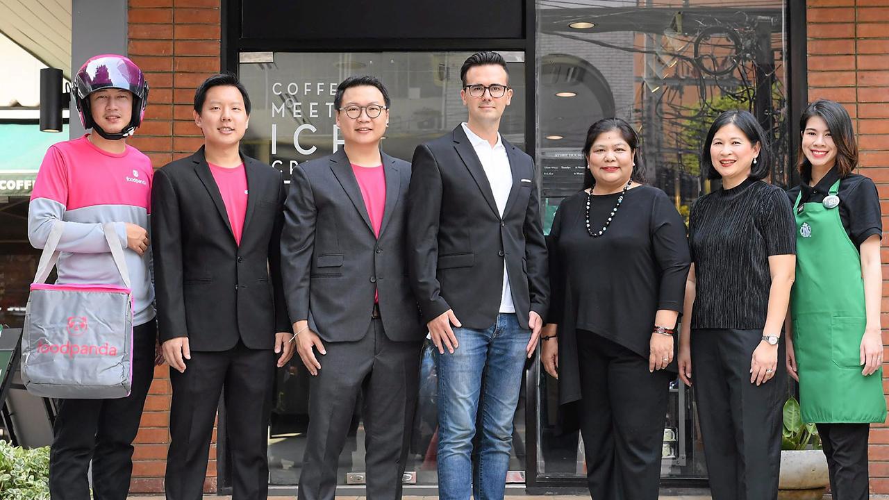 สั่งได้เลย อเล็กซานเดอร์ เฟลเดอร์ และ เนตรนภา ศรีสมัย เปิดให้บริการดีลิเวอรี ต้อนรับซัมเมอร์มอบประสบการณ์ สตาร์บัคส์ ส่งตรงถึงบ้านหรือออฟฟิศฟรีผ่าน ฟู้ดแพนด้า โดยมีสุมนพินทุ์ โชติกะพุกกณะ มาร่วมงานด้วย ที่ร้านสตาร์บัคส์ โครงการเดอะ เทส ทองหล่อ วันก่อน.