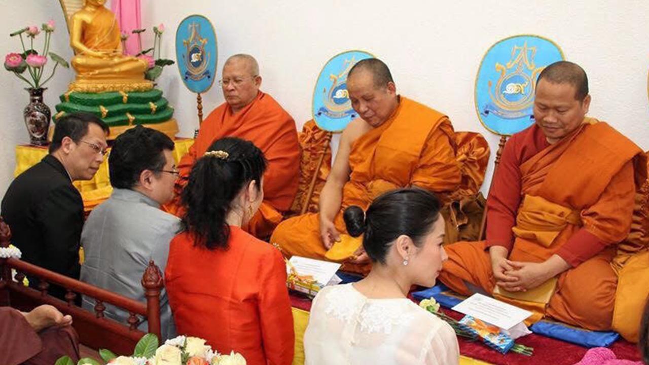 อุทิศส่วนกุศล - จักกรี ศรีชวนะ ออท. ณ กรุงเบิร์น สวิตเซอร์แลนด์ และ เสข วรรณเมธี ออท.ผู้แทนถาวรไทยประจำสหประชาชาติ ณ นครเจนีวา ไปร่วมทำบุญอุทิศส่วนกุศลให้กับอดีตเจ้าอาวาสวัดพุทธวิหาร เอชางลองส์.