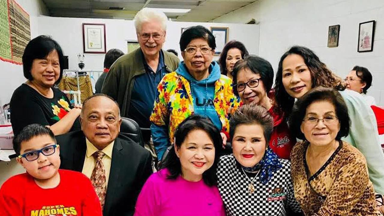 แฮปปี้เบิร์ธเดย์ - ศรีวงศ์ อาญาสิทธิ เป็นแม่งานจัดเค้กฉลองเบิร์ธเดย์ให้กับ สุรศักดิ์ วงศ์ข้าหลวง และ ลออ รัศมี มีเพื่อนๆ พี่ๆ น้องๆ มาร่วมอวยพรอย่างอบอุ่น ที่สำนักงาน นสพ.ข่าวสด ยูเอสเอ แอลเอ สหรัฐฯ