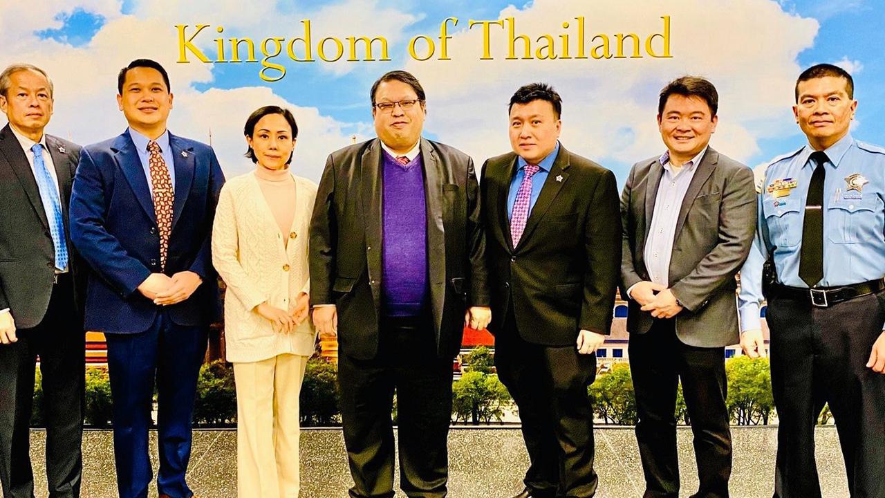 เยี่ยมคารวะ - พิษณุ โสภณ กสญ. ณ นครชิคาโก สหรัฐฯ ต้อนรับ เฮนรี ไหล นายกสมาคมผู้บังคับใช้กฎหมายชาวอเมริกันเชื้อสายเอเชีย นำคณะเข้าเยี่ยมคารวะ มี ธรรมะ ธรรมวาสี, ตระกูลรัก ศิลปดุริยางค์ กก.ชาวไทยร่วมด้วย.