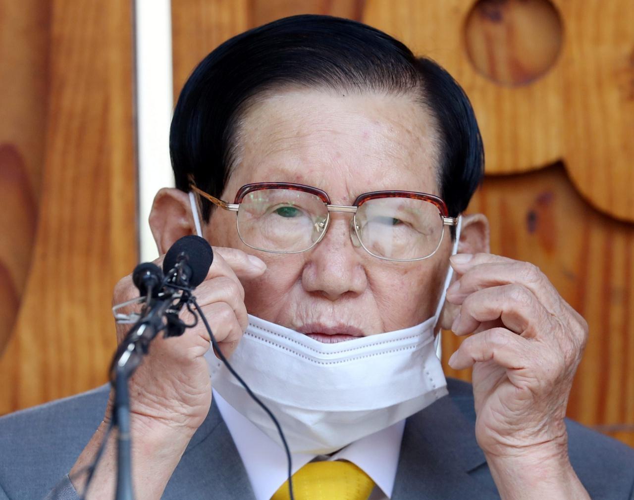 นายอี มัน ฮี ผู้ก่อตั้งโบสถ์แห่งเยซู ชินชอนจี ในเกาหลีใต้