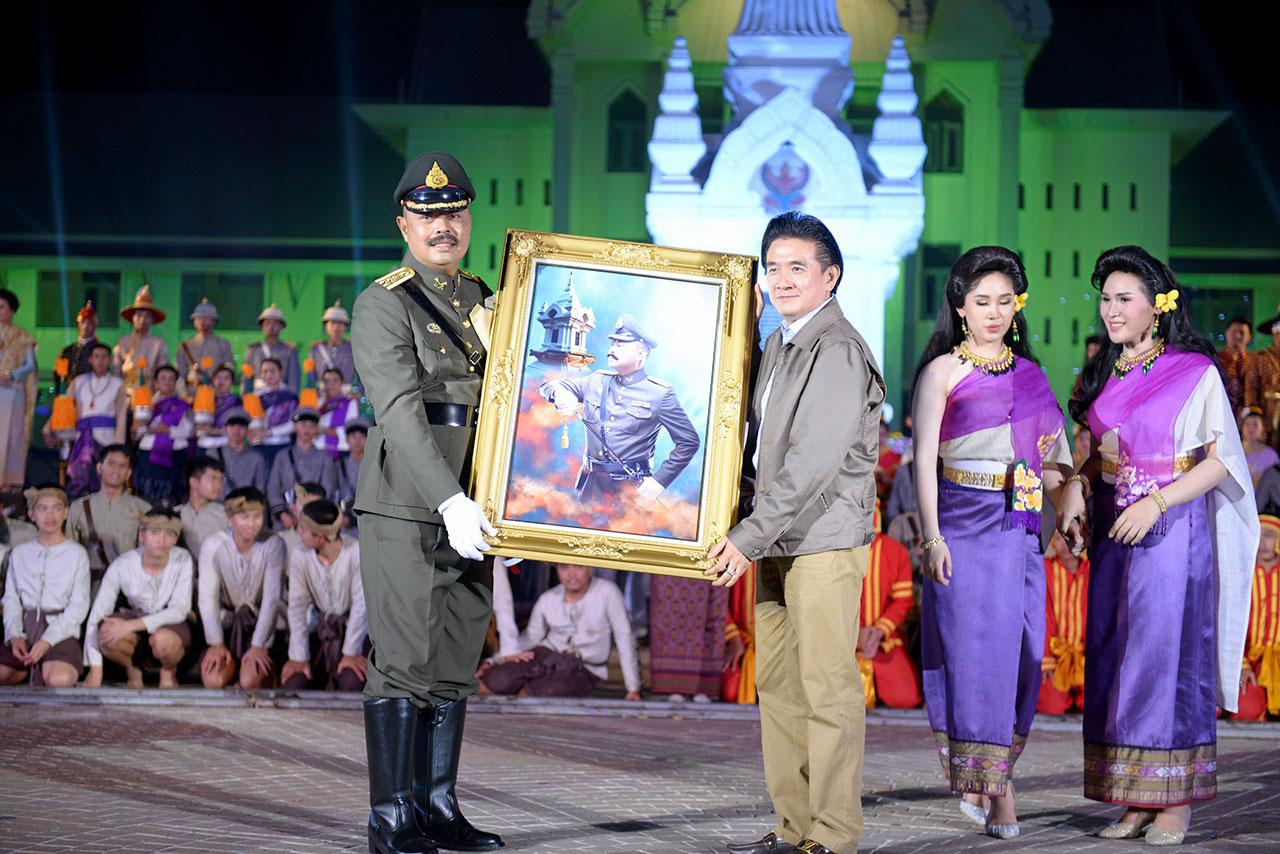 นายยุทธนา ศรีตะบุตร นายก อบจ.หนองคาย ในฐานะผู้อำนวยการสร้าง มอบของที่ระลึกขอบคุณ พ.ต.อ.กิตติศักดิ์ จำรัสประเสริฐ รอง ผบก.ภ.จ. หนองคาย รับบท พระเจ้าบรมวงศ์เธอ กรมหลวงประจักษ์ศิลปาคม.