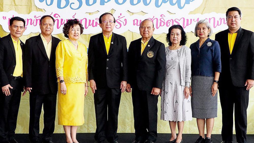ปลูกที่สาธิต ผศ.วุฒิศักดิ์ ลาภเจริญทรัพย์ อธิการบดี ม.รามคำแหง รับมอบต้นชมพูพันธุ์ทิพย์จาก พล.ต.อ.สุนทร ซ้ายขวัญ เพื่อนำไปปลูกโรงเรียนสาธิต ม.รามคำแหง วิทยาเขตบางนา โดยมี รศ.นพคุณ คุณาชีวะ และ ผศ.บุญชาล ทองประยูร มาร่วมงานด้วย ที่ ม.รามคำแหง วันก่อน.