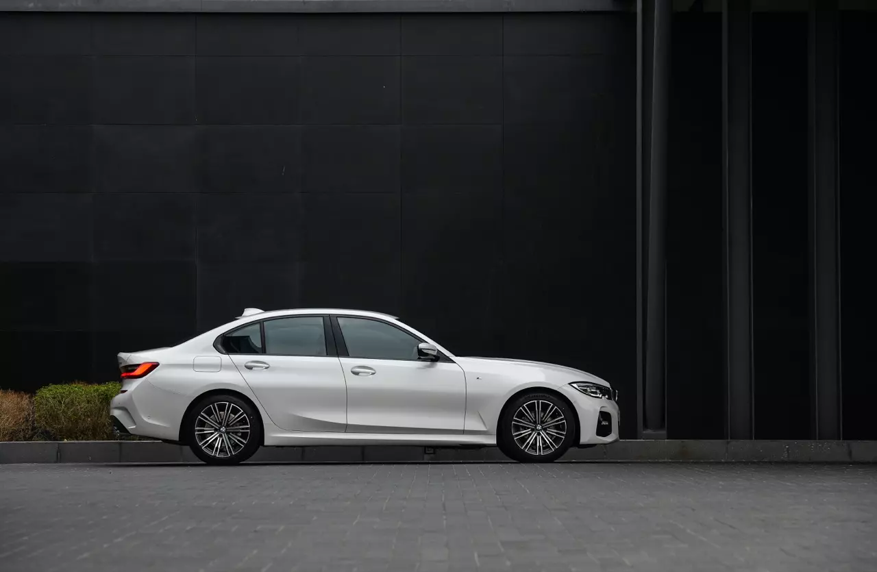 ประกอบไทยราคาน่ารัก BMW 320d ดีเซลจอมประหยัด / 330e M SPORT เสียบปลั๊ก รักษ์โลก!