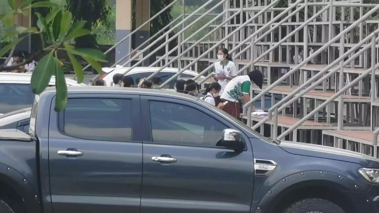 ตำรวจมาเยี่ยม แฟลชม็อบ ม.ปลาย "หอวังนนท์" รีบปลดป้ายออก 