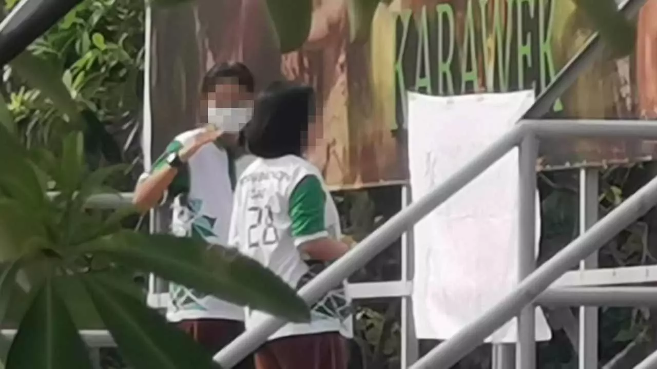 ตำรวจมาเยี่ยม แฟลชม็อบ ม.ปลาย "หอวังนนท์" รีบปลดป้ายออก 