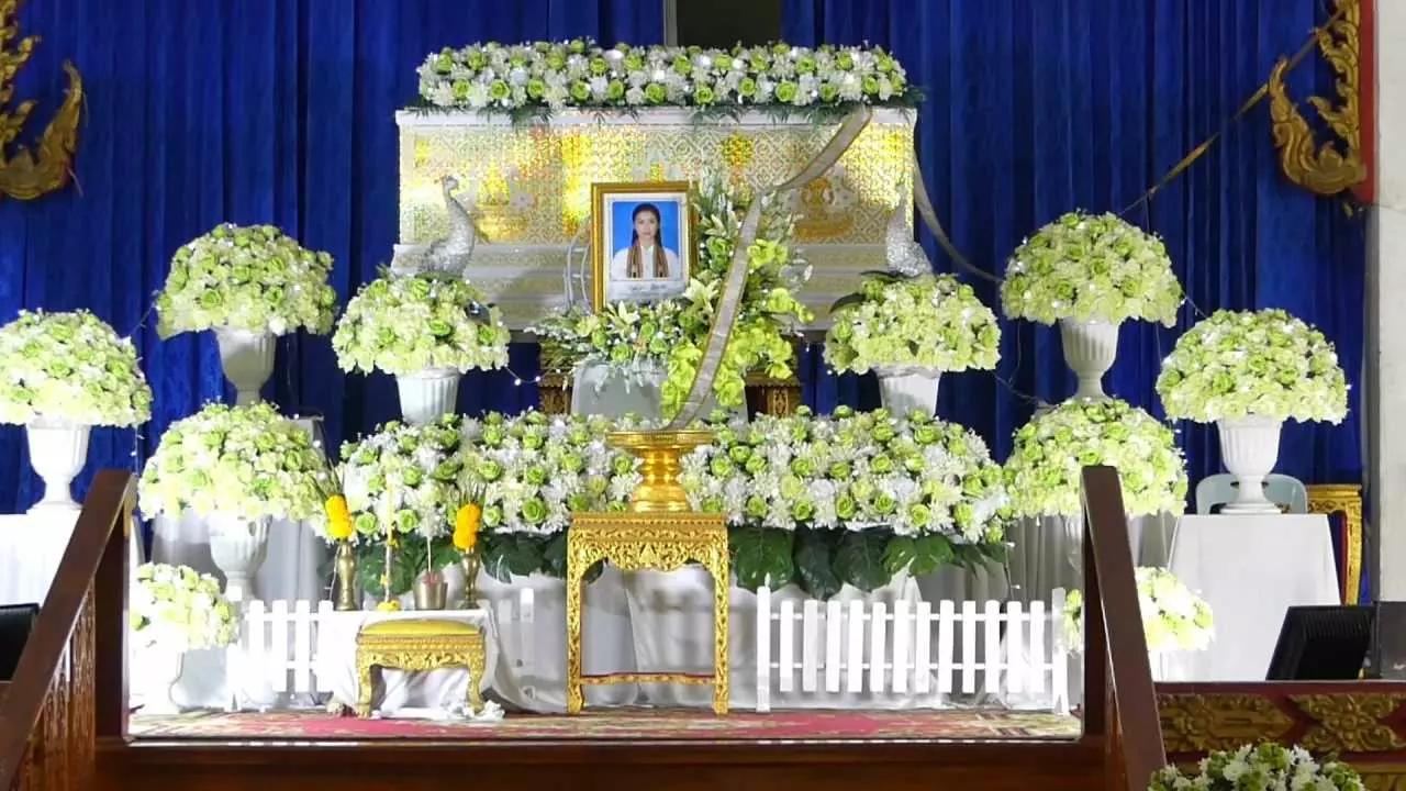 เผาแล้ว "หมอปอ" ครอบครัวสุดอาลัย เพื่อนคาใจปมตายจากวัคซีนเข็ม 3 หรือไม่