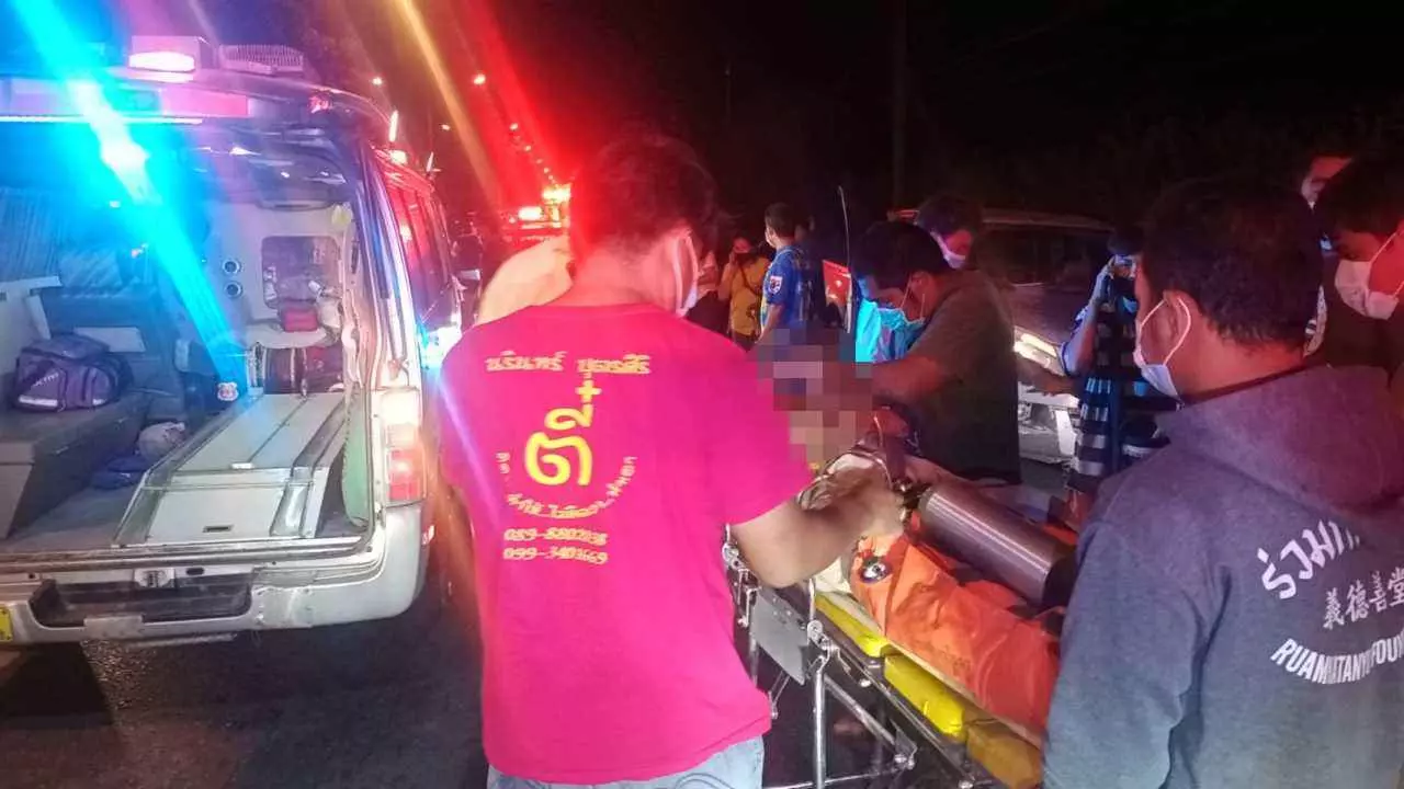 ลุง 58 จอดรถจะฉี่ เปิดประตูปุ๊บ โดนเก๋งขับตามมาเสยร่างเจ็บหนักที่นครนายก