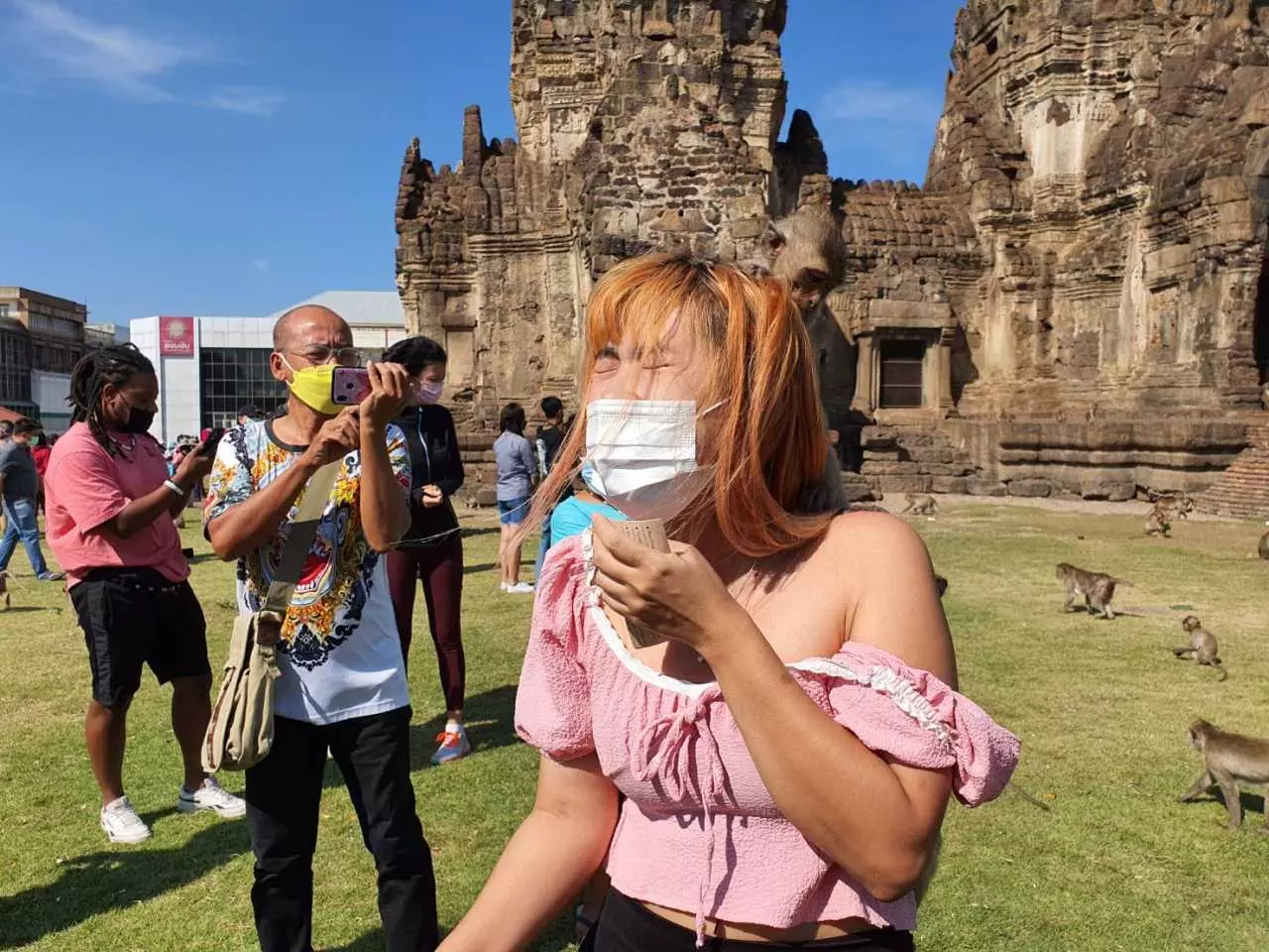 ลพบุรีคึกคัก นักท่องเที่ยวแห่ชมเลี้ยงโต๊ะจีนลิง เน้นมาตรการป้องกันโควิด (คลิป)