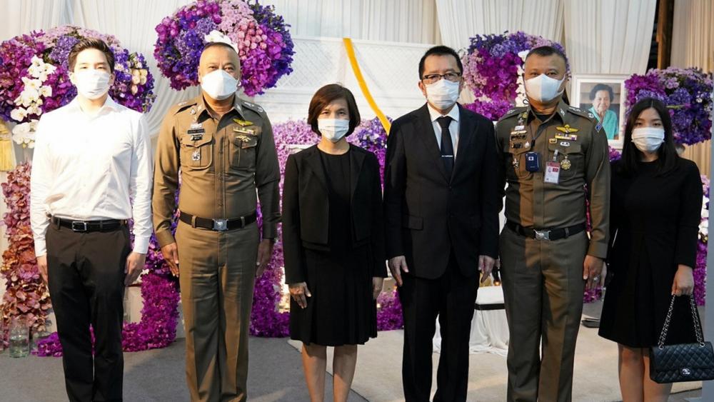 ปลายทางชีวิต พล.ต.ท.กรไชย คล้ายคลึง ผบช.สอท. เป็นประธานในพิธีสวดพระอภิธรรมศพพยุง พานิชตระกูล มารดาของ วิทยา พานิชตระกูล โดยมี พล.ต.ต.พงศ์อานันต์ คล้ายคลึง และ ศิริวรรณ พานิชตระกูล มาร่วมในพิธีด้วย ที่โรงสีไฟศิริพงษ์ จังหวัดปราจีนบุรี ค่ำวันก่อน.