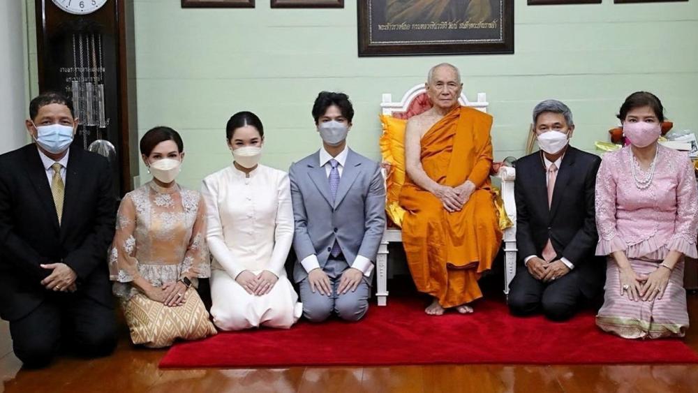 มงคลชีวิต - หมอพลอย–พญ.โสวิชญา ปานทอง เจ้าสาว-ทายาทของนักแสดงรุ่นใหญ่ ดี้–ปัทมา ปานทอง และ เอ๋–กษมา นิสสัยพันธุ์ พร้อมด้วยเจ้าบ่าว หมออั๋น–นพ.ณัฐวัสส์ เจริญพูนสิริ ได้เข้าเฝ้า เจ้าพระคุณสมเด็จพระสังฆราช เพื่อถวายเครื่องสักการะและรับประทานน้ำพระพุทธมนต์ เนื่องในโอกาสมงคลสมรส ณ พระตำหนักอรุณ วัดราชบพิธสถิตมหาสีมาราม เมื่อวันก่อน.