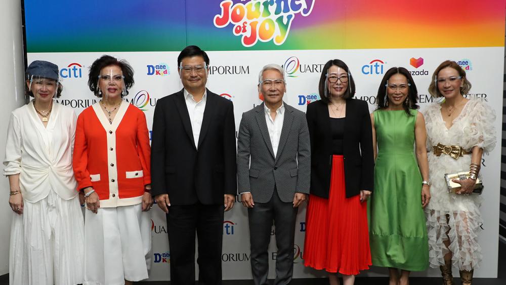 เพลิดเพลิน เกรียงศักดิ์ ตันติพิภพ และ วีระอนงค์ จิระนคร ภู่ตระกูล จัดงาน “เอ็มโพเรี่ยม เอ็มควอเทียร์ วินเทอร์ วันเดอร์แลนด์ 2021 เดอะ เจอร์นีย์ ออฟ จอย” โดยมี ชาลี โสภณพนิช, อรธิรา ภาคสุวรรณ และ จรรยา สว่างจิตร มาร่วมงานด้วย ที่ดิ เอ็มควอเทียร์ วันก่อน.