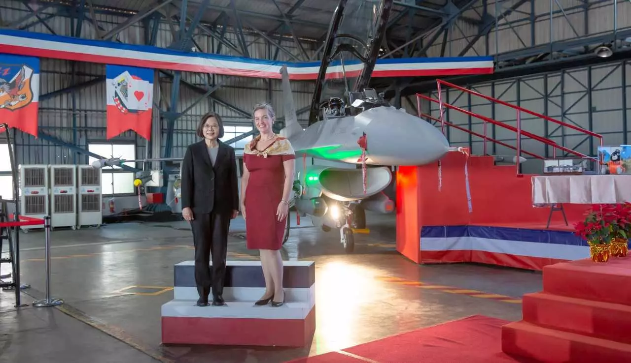 ฝูงบิน F-16V อสรพิษร้ายวรยุทธลึกล้ำ ผู้พิทักษ์ใหม่แห่งท้องนภาไต้หวัน