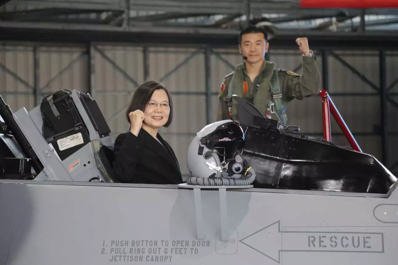 ฝูงบิน F-16V อสรพิษร้ายวรยุทธลึกล้ำ ผู้พิทักษ์ใหม่แห่งท้องนภาไต้หวัน