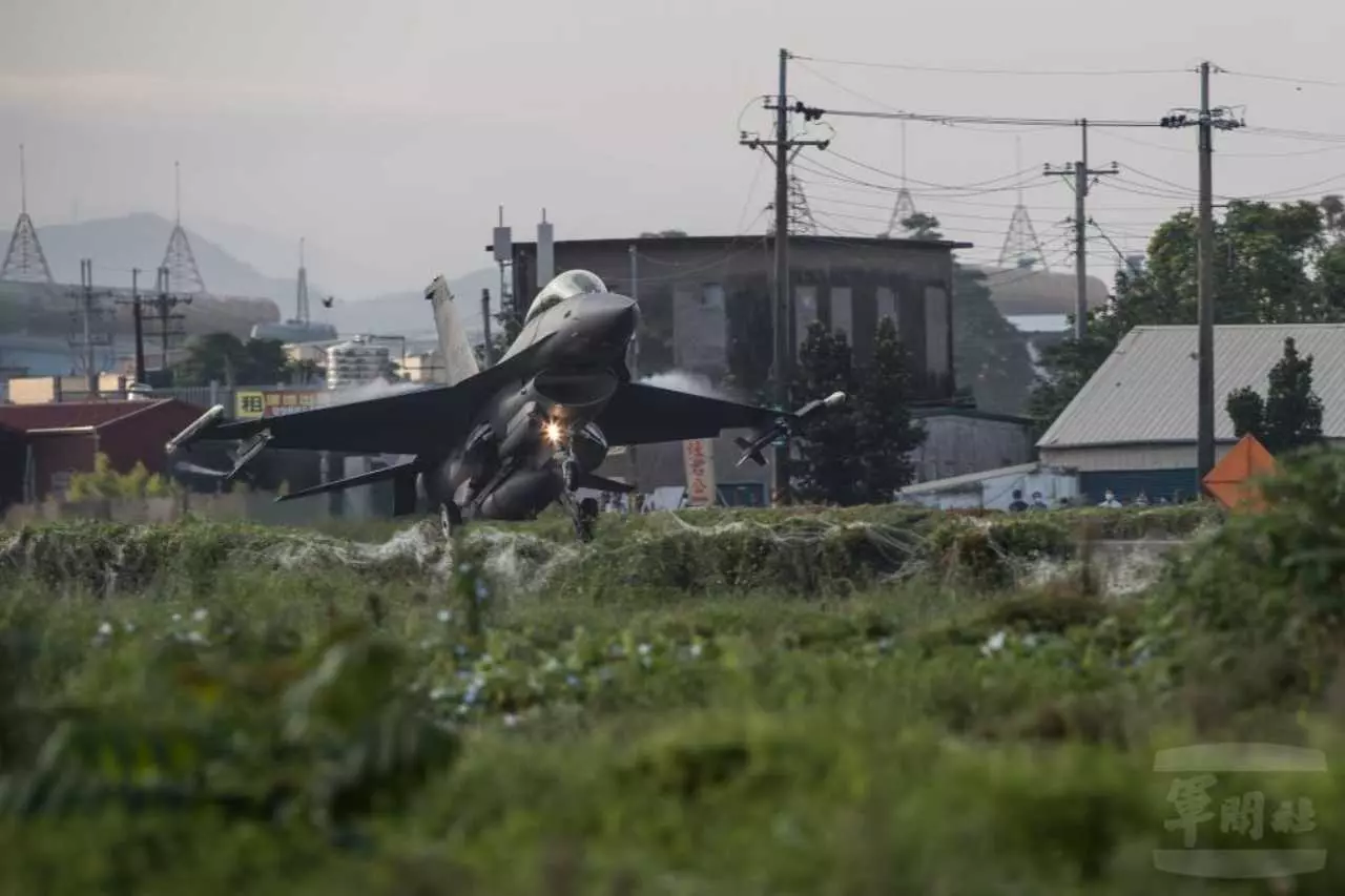 ฝูงบิน F-16V อสรพิษร้ายวรยุทธลึกล้ำ ผู้พิทักษ์ใหม่แห่งท้องนภาไต้หวัน