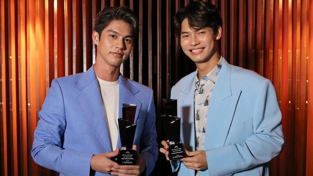 ฮอตข้ามประเทศ - 2 นักแสดงวัยรุ่นสุดฮอต “ไบร์ท–วชิรวิชญ์” และ “วิน–เมธวิน” สังกัด GMMTV คู่จิ้นสายวายโด่งดังพลุแตกทั่วโลก ล่าสุดคว้ารางวัล “Asia Celebrity Award” จากเวทีประกาศรางวัลเกาหลีสุดยิ่งใหญ่ “Asia Artist Awards (AAA)” ปี 2021 จัดโดยสำนักข่าว Star News โดยงานจัดขึ้นที่เมืองโอกินาวะ ประเทศญี่ปุ่น.