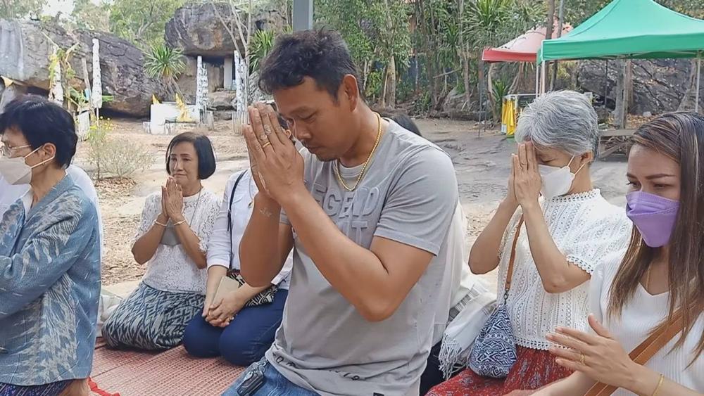 คอหวยจุดธูปมงคลขอ "เลขเด็ด" เจ้าแม่ตะเคียนทองทิพย์ หวังรับโชคงวด 1/12/64