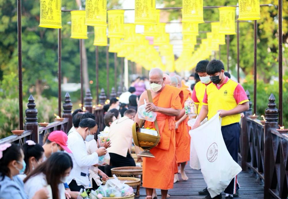 พิธีตักบาตรรับอรุณ เริ่มประเพณี