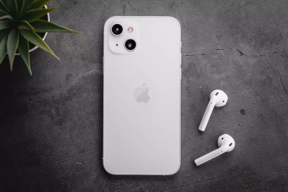เปิดราคาไอโฟน 13 (iPhone 13) ซื้อเครื่องเปล่า-ติดโปร แบบไหนคุ้มกว่า?