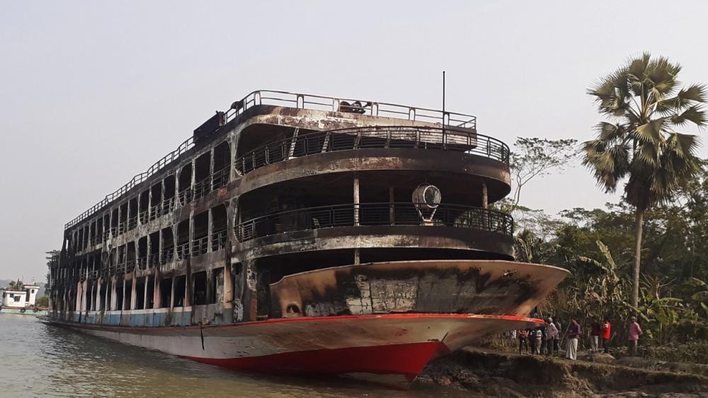 สภาพเรือเฟอร์รี่ที่ถูกไฟไหม้วอดทั้งลำ