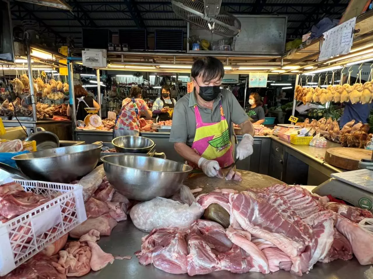 ช่วงปีใหม่หมูแพง เป็นปัญหาเดือดร้อนทั้งคนขาย คนซื้อ และร้านอาหารตามสั่ง