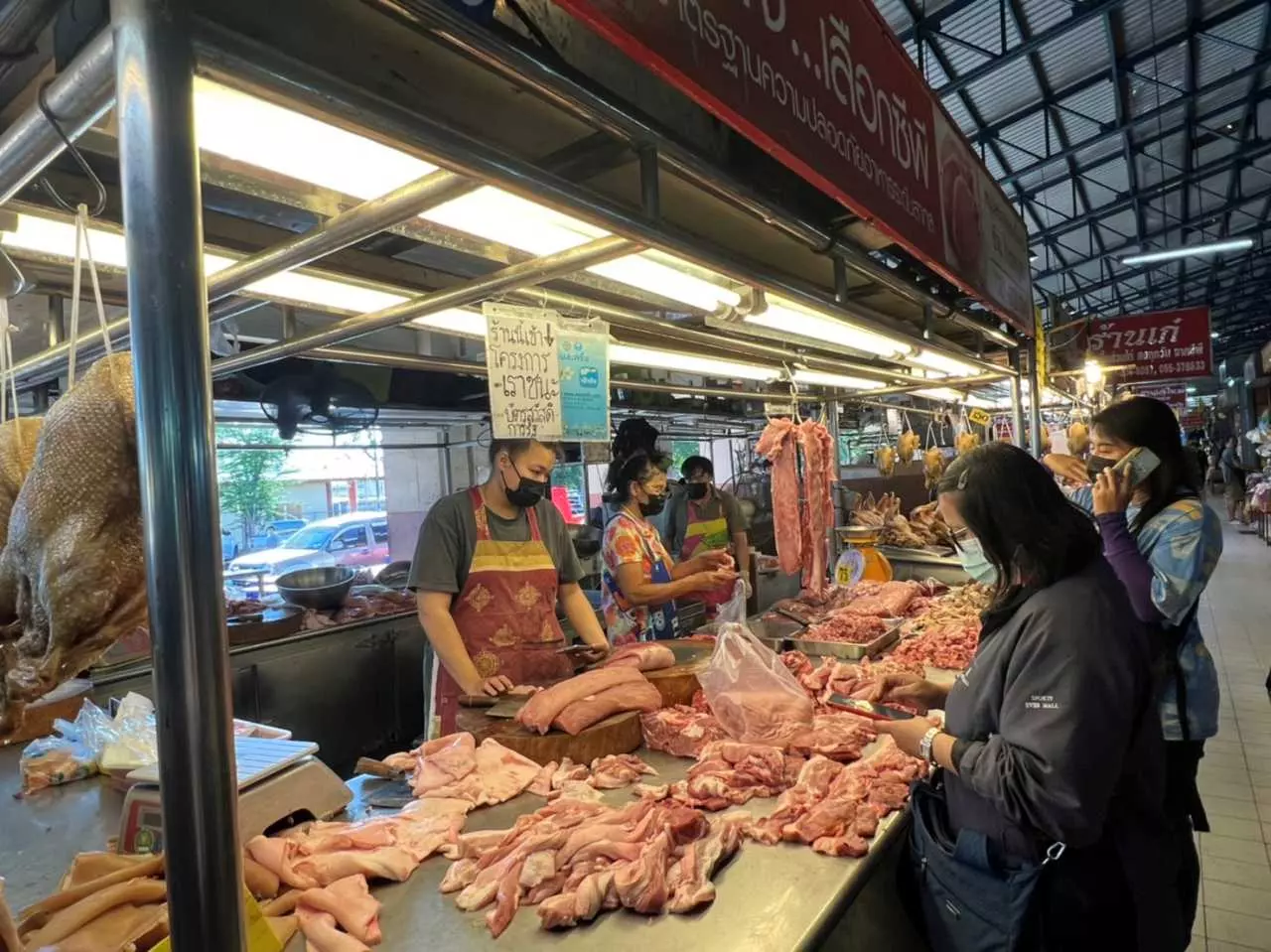 ช่วงปีใหม่หมูแพง เป็นปัญหาเดือดร้อนทั้งคนขาย คนซื้อ และร้านอาหารตามสั่ง
