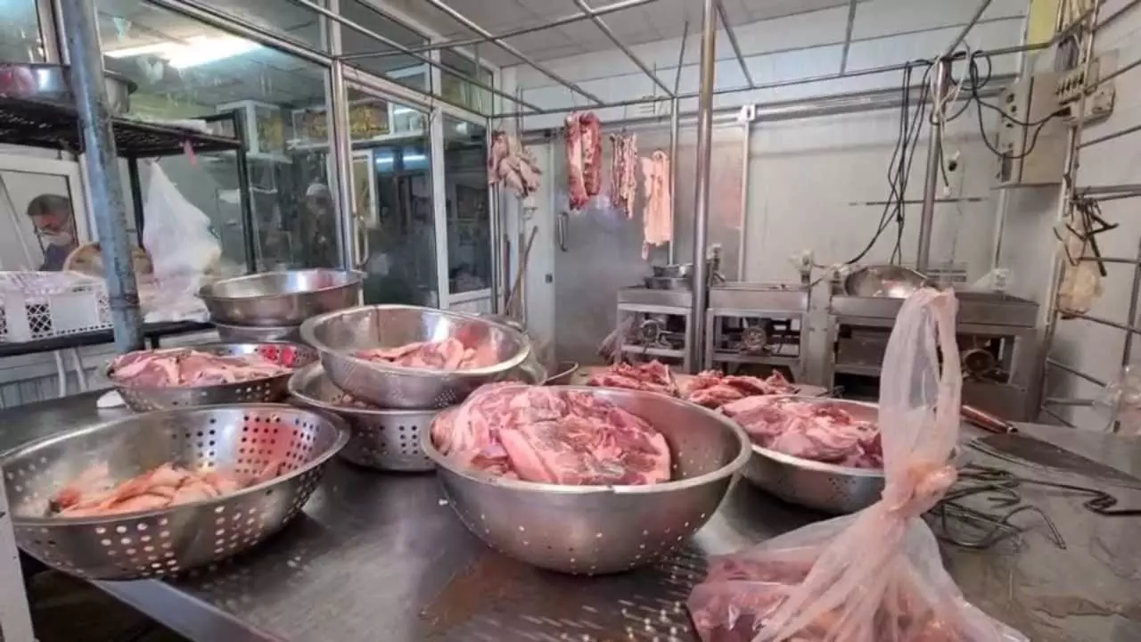 ช่วงปีใหม่หมูแพง เป็นปัญหาเดือดร้อนทั้งคนขาย คนซื้อ และร้านอาหารตามสั่ง