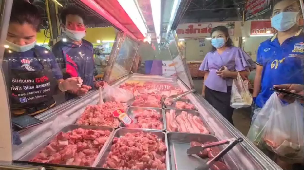 ช่วงปีใหม่หมูแพง เป็นปัญหาเดือดร้อนทั้งคนขาย คนซื้อ และร้านอาหารตามสั่ง