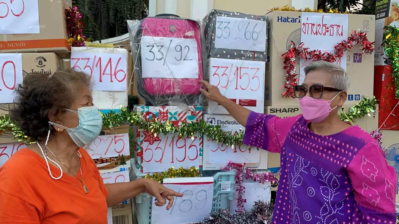 ชาวหมู่บ้านภัสสร 1 ปันสุขมอบของขวัญปีใหม่ให้ รปภ.ล้นเต็มโต๊ะเป็นปีที่ 10 (คลิป)