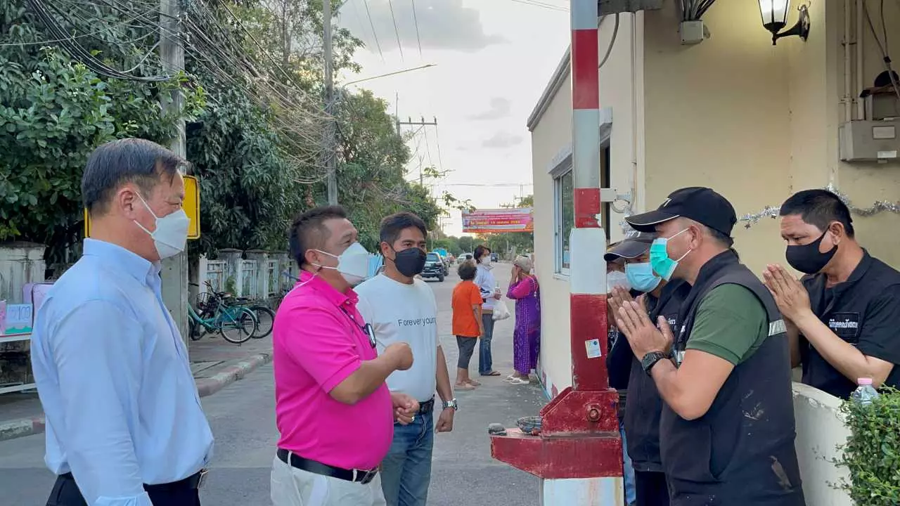 ชาวหมู่บ้านภัสสร 1 ปันสุขมอบของขวัญปีใหม่ให้ รปภ.ล้นเต็มโต๊ะเป็นปีที่ 10 (คลิป)