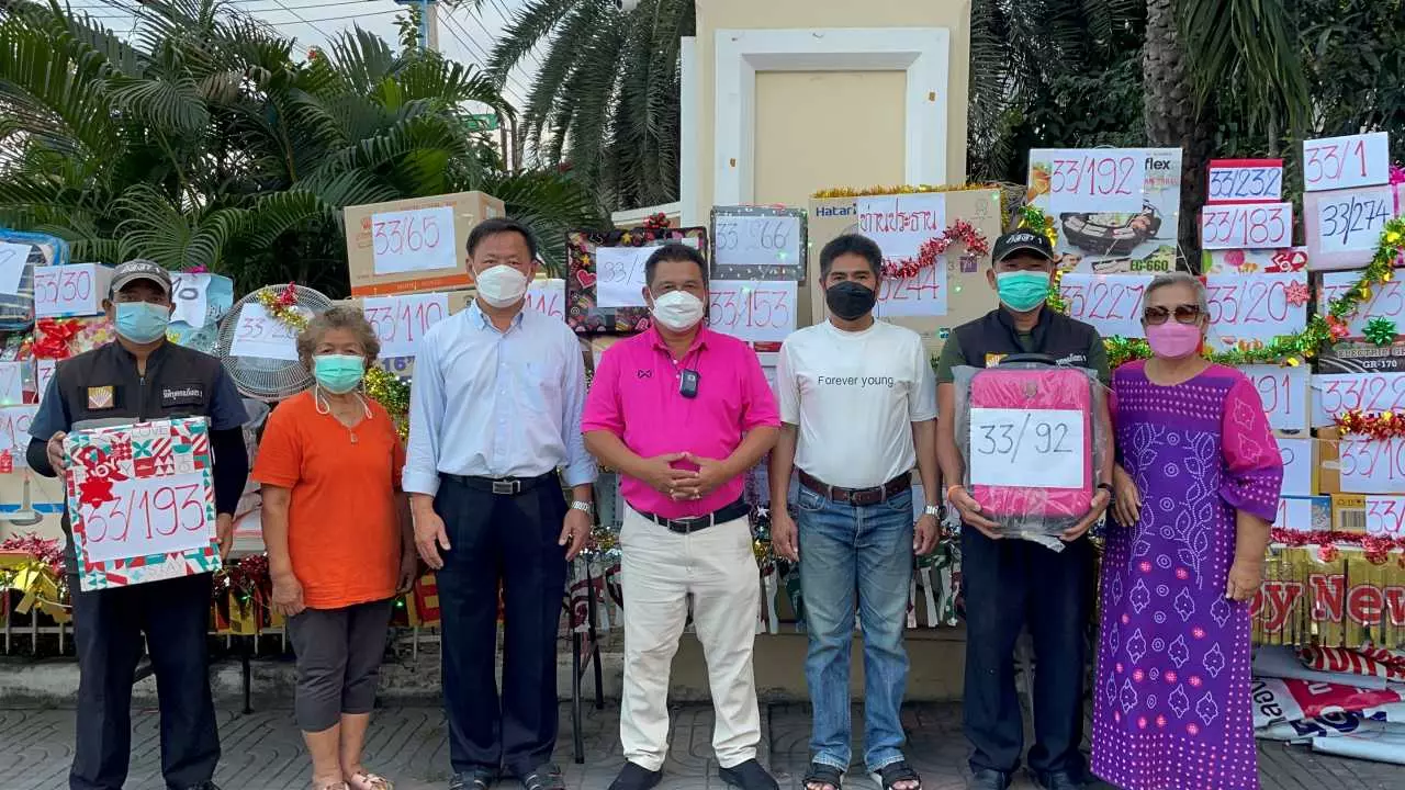 ชาวหมู่บ้านภัสสร 1 ปันสุขมอบของขวัญปีใหม่ให้ รปภ.ล้นเต็มโต๊ะเป็นปีที่ 10 (คลิป)