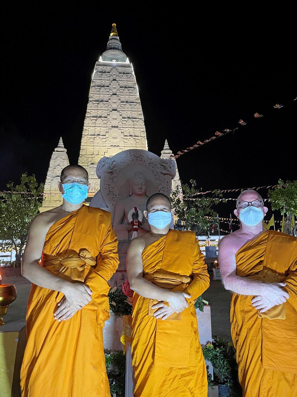 พระเมธีวรญาณ (สายเพชรฯ) และคณะสงฆ์ร่วมพิธีสวดมนต์ข้ามปีที่วัดสุวรรณภูมิพุทธชยันตี 989 จ.สมุทรปราการ.