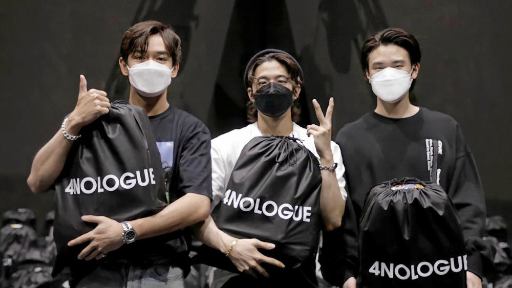 ร่วมแรงร่วมใจ - เติร์ด–ลภัส, ปอร์เช่–ศิวกร, แจ๊คกี้–จักริน วง ทรินิตี้ ศิลปินในสังกัด โฟร์โนล็อค และทีมงานช่วยกันแพ็กถุงยังชีพ เพื่อนำไปช่วยเหลือผู้ยากไร้ที่ได้รับผลกระทบจากสถานการณ์โควิดในปัจจุบัน ทั้งในกรุงเทพฯ ปริมณฑล และตะเข็บชายแดนแถบ จ.เชียงราย โดยมี “มูลนิธิกระจกเงา” อาสาเป็นตัวแทนในการกระจายความช่วยเหลือ เมื่อวันก่อน.