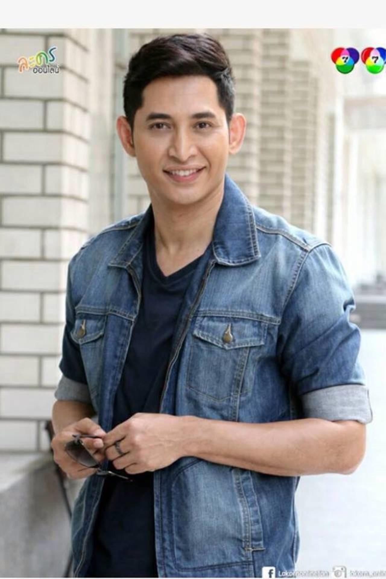 ละคร พ่อตาปืนโต ตอน สาวกำนันพันธุ์ดุ 2568 ในดินแดนดอนรักที่เคยสงบสุข "กำนันเสือ หรือ น้ำเพชร" ผู้เป็นดั่งเสาหลักของชุมชน ต้องเผชิญหน้ากับเงามืดที่คืบคลานเข้ามา เมื่อ โจรหน้ากากเหล็ก ปรากฏตัวพร้อมทิ้งรอยความเสียหายไว้เป็นเงิน 100 ล้านบาทที่ถูกปล้นไป ท่ามกลางความวุ่นวาย "ขุนพล" นายอำเภอหนุ่มผู้มาพร้อมภารกิจลับในการสืบเบื้องหลังการตายของพ่อ และ กำนันช้าง คู่ปรับเก่าจากดอนระทม ก็ได้เข้ามาพัวพันในภารกิจทวงคืนเงิน พร้อมกับไขปริศนาตัวตนของจอมโจร บททดสอบครั้งนี้ไม่เพียงแต่จะเต็มไปด้วยฉากแอ็กชันสุดมันส์ ความฮาชวนหัว แต่ยังรวมถึงเรื่องราวรักที่ค่อยๆ ก่อตัวขึ้นในใจกลางความขัดแย้ง 31